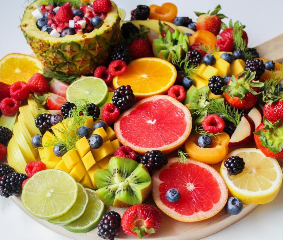 Owoce na noc, na czczo, po posiłku – można jeść czy nie? Kiedy jeść owoce?