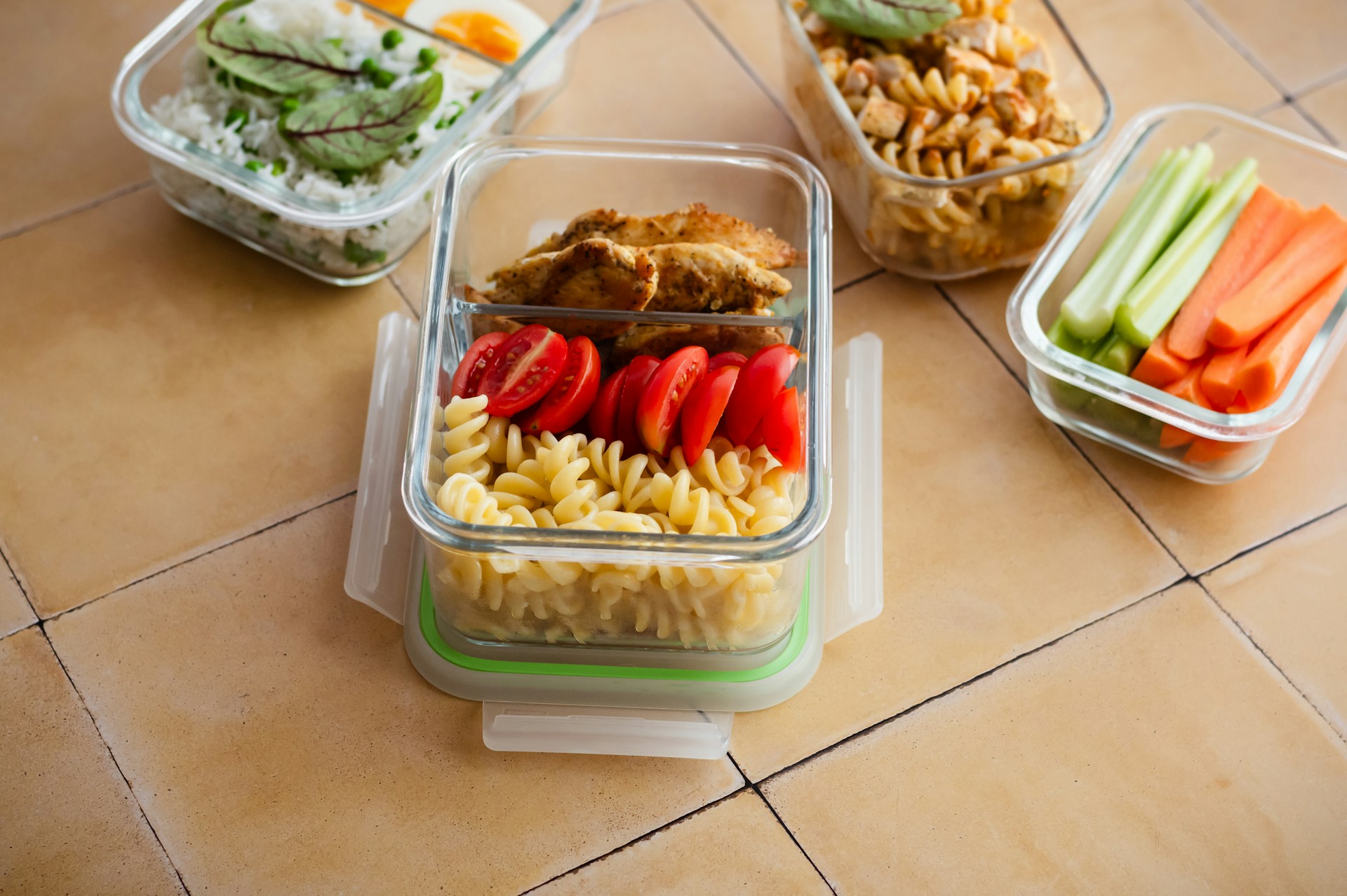 Dieta pudełkowa – zalety, wady i dla kogo to rozwiązanie ma sens?